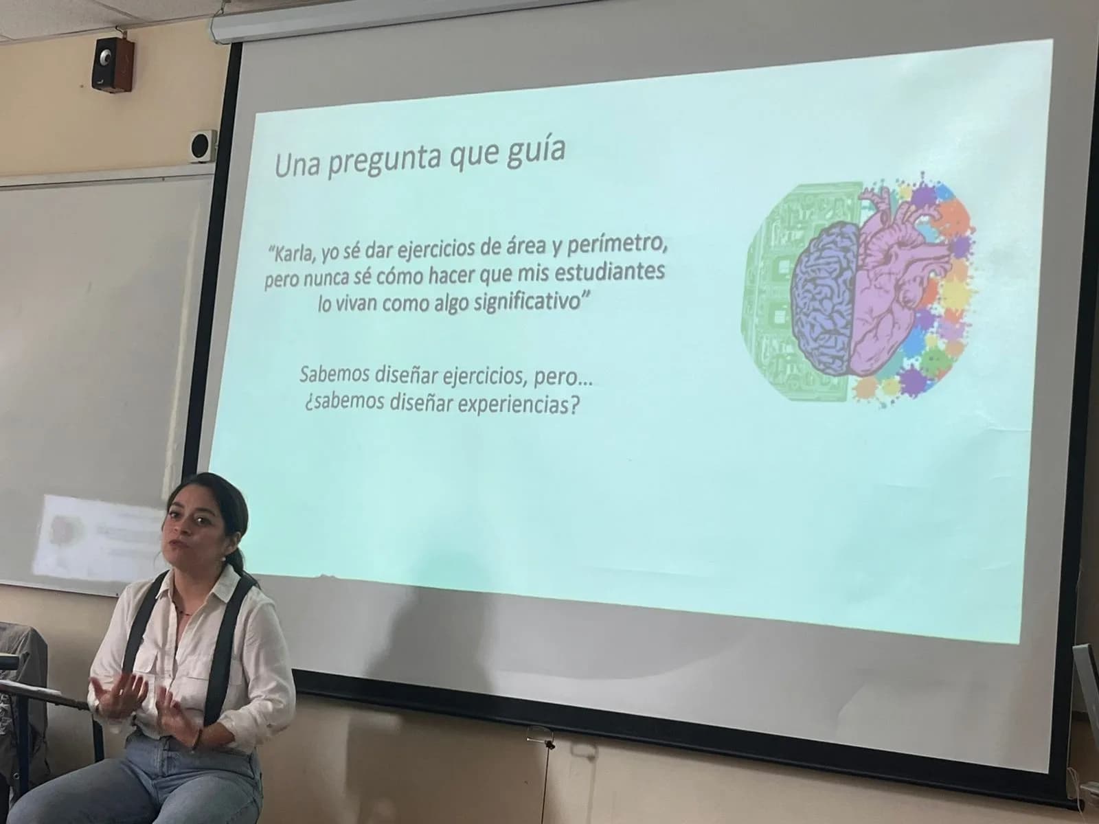 Karla Gómez Osalde conversa con docentes durante una sesión — etapa de implementación