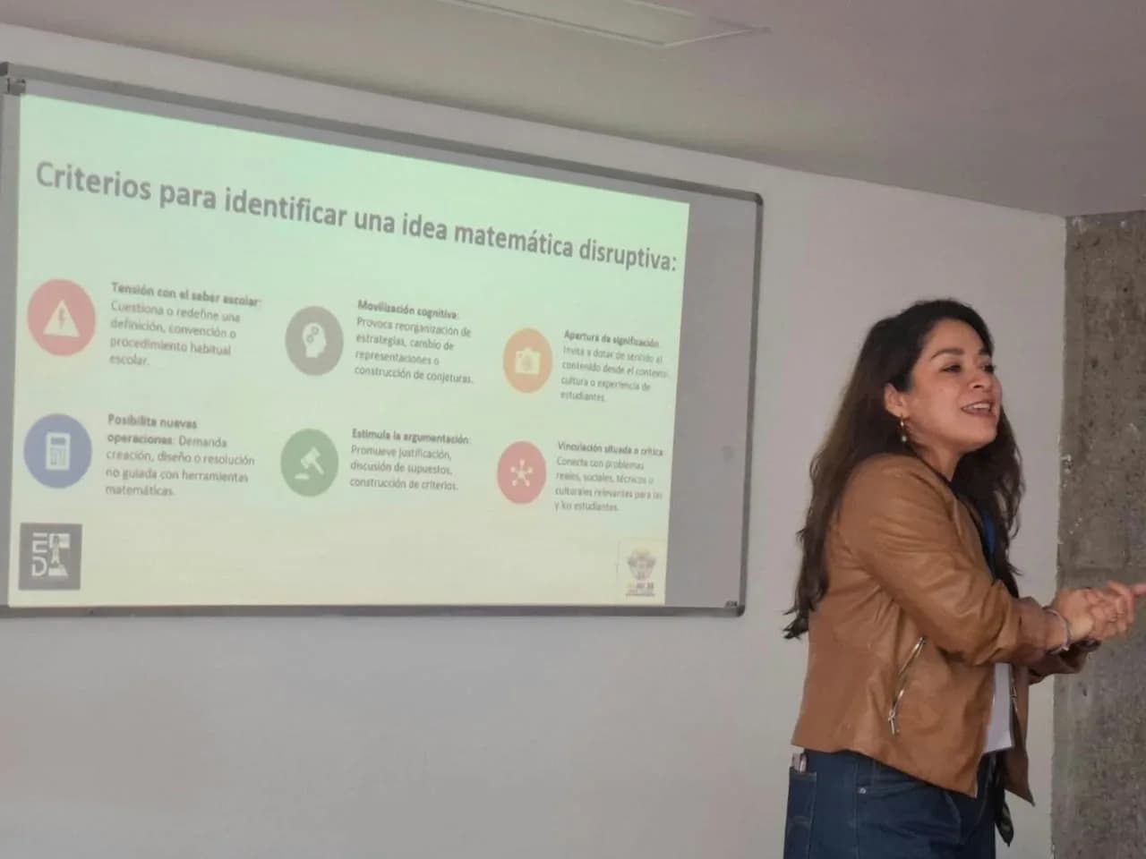 Karla Gómez Osalde presenta durante una sesión con docentes