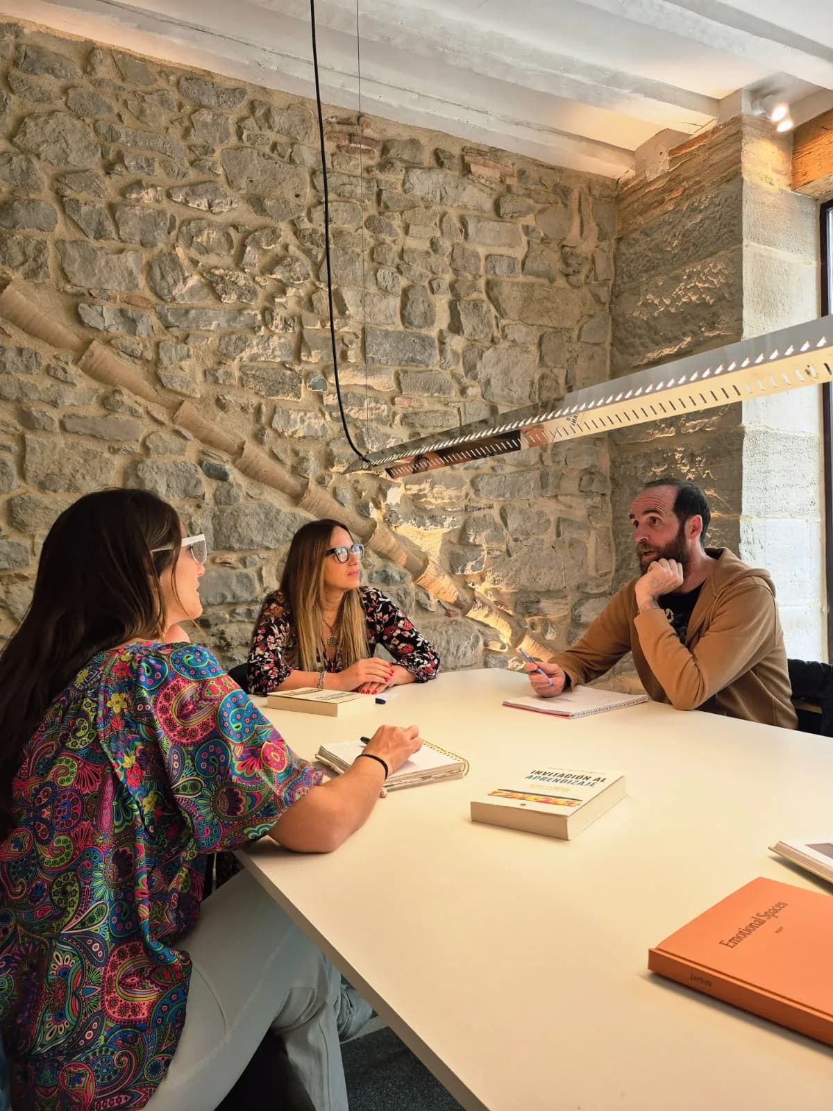Equipo en reunión de trabajo