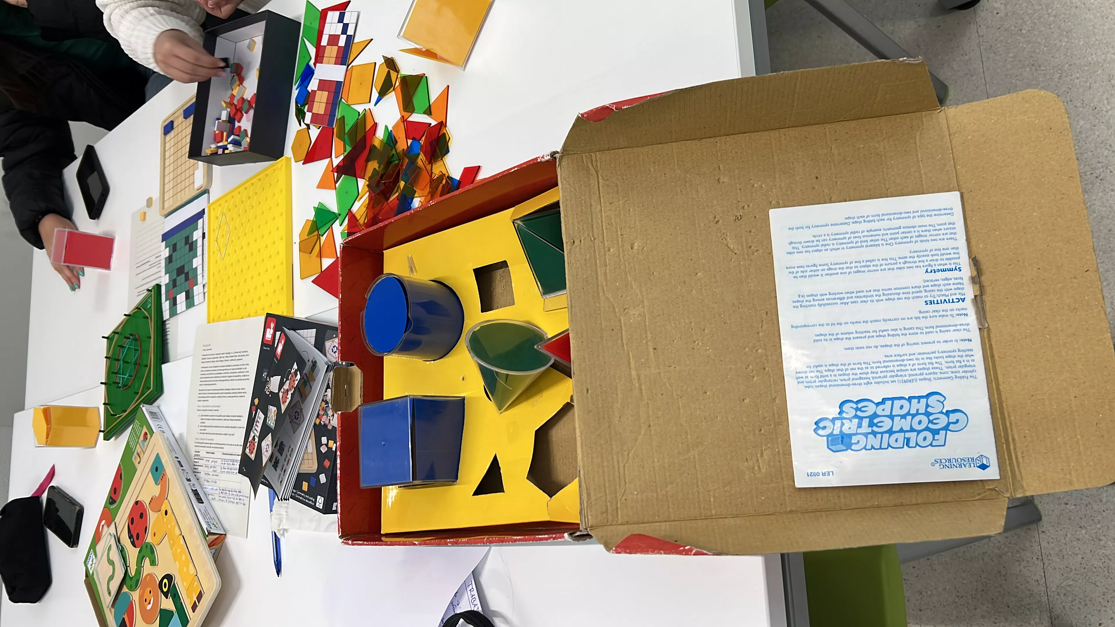 Materiales de geometría en una actividad de aula