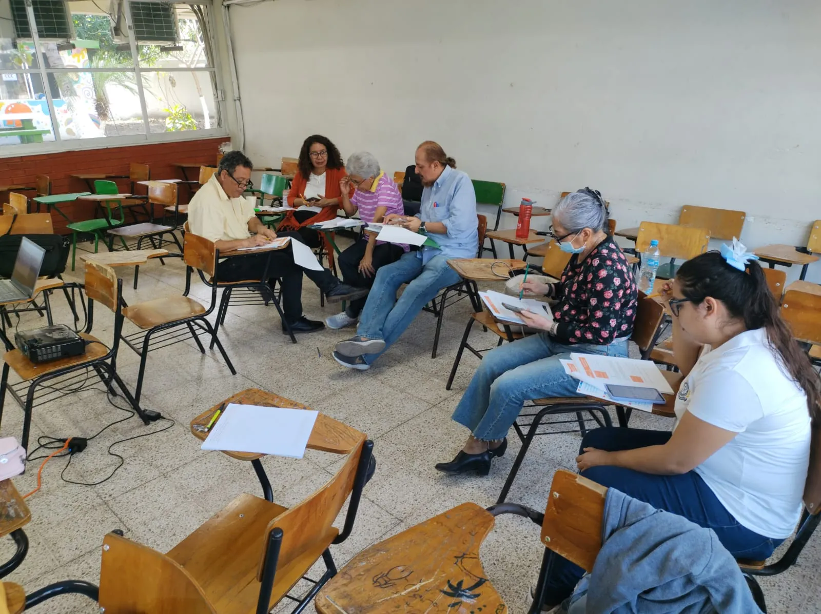 Docentes resuelven una tarea en un aula