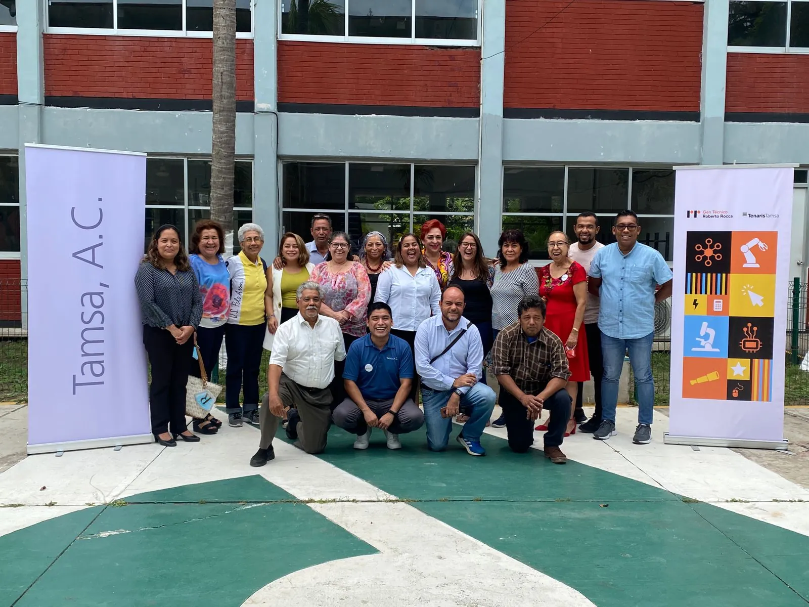 Docentes e instituciones reunidas en un encuentro en México