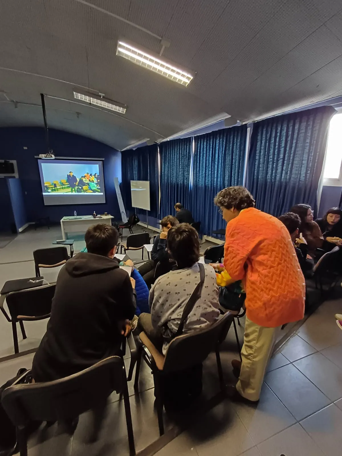 Una formadora acompaña a un grupo mientras trabaja — etapa de implementación