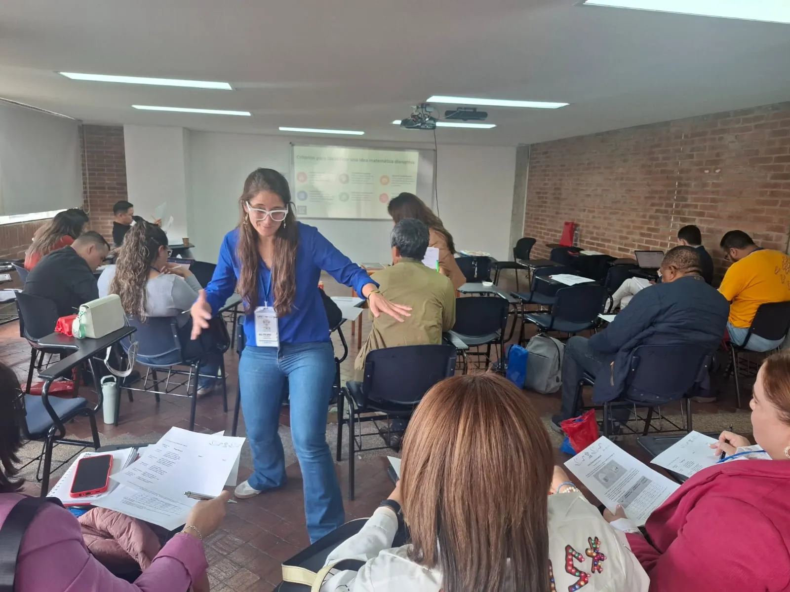 Una formadora guía a docentes durante un taller