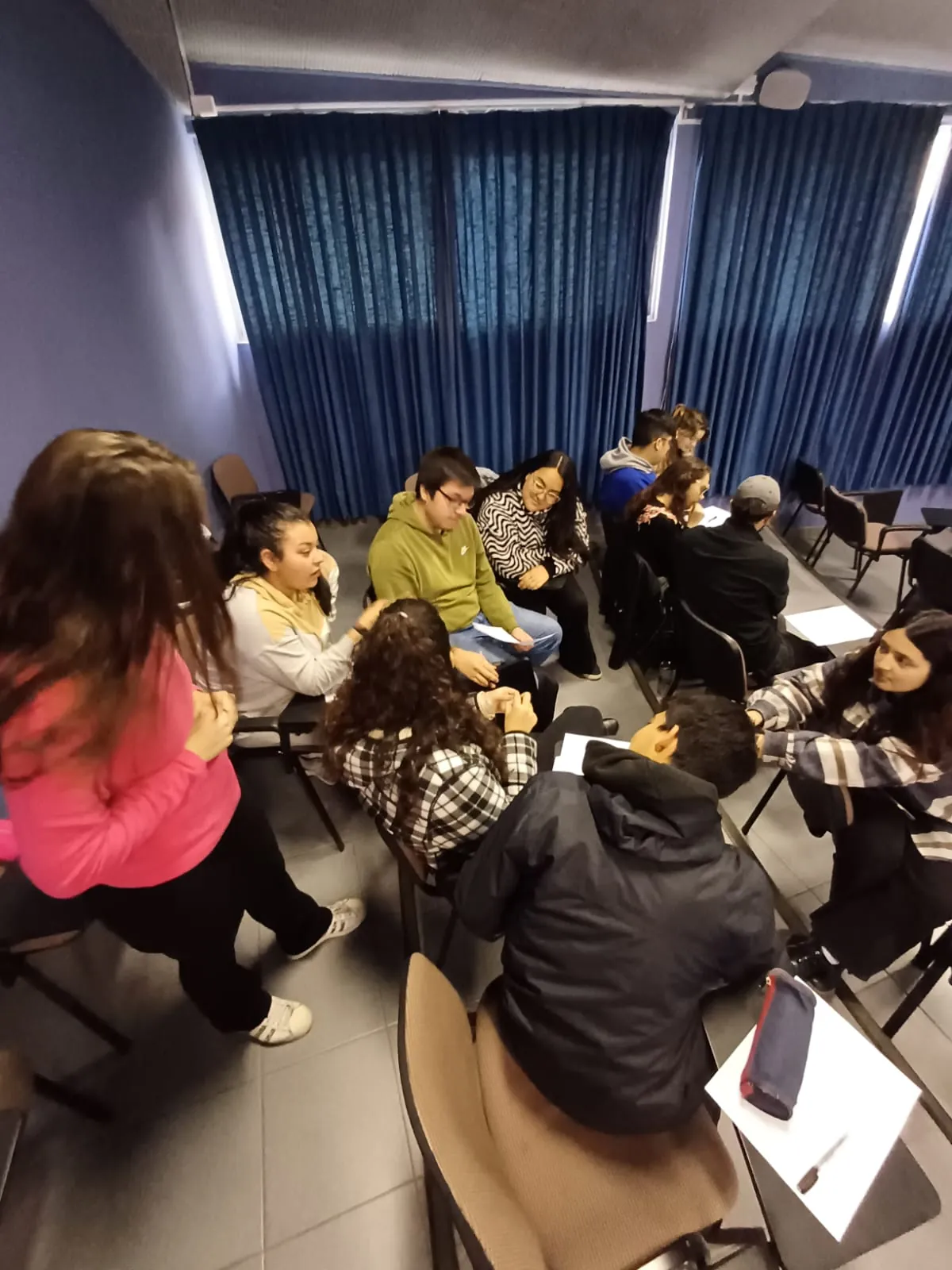 Grupos conversan sentados en ronda — etapa de diálogo